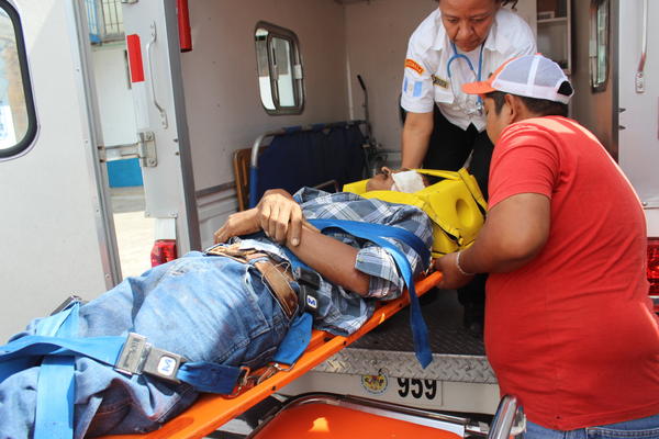 12 personas fueron trasladadas al centro asistencial de la localidad, presentando heridas de consideración. (Foto Prensa Libre: Oscar González)