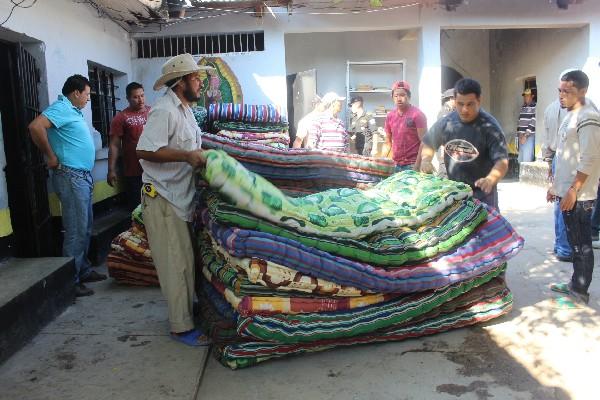 Trabajadores de  la comuna cuentan parte del donativo.