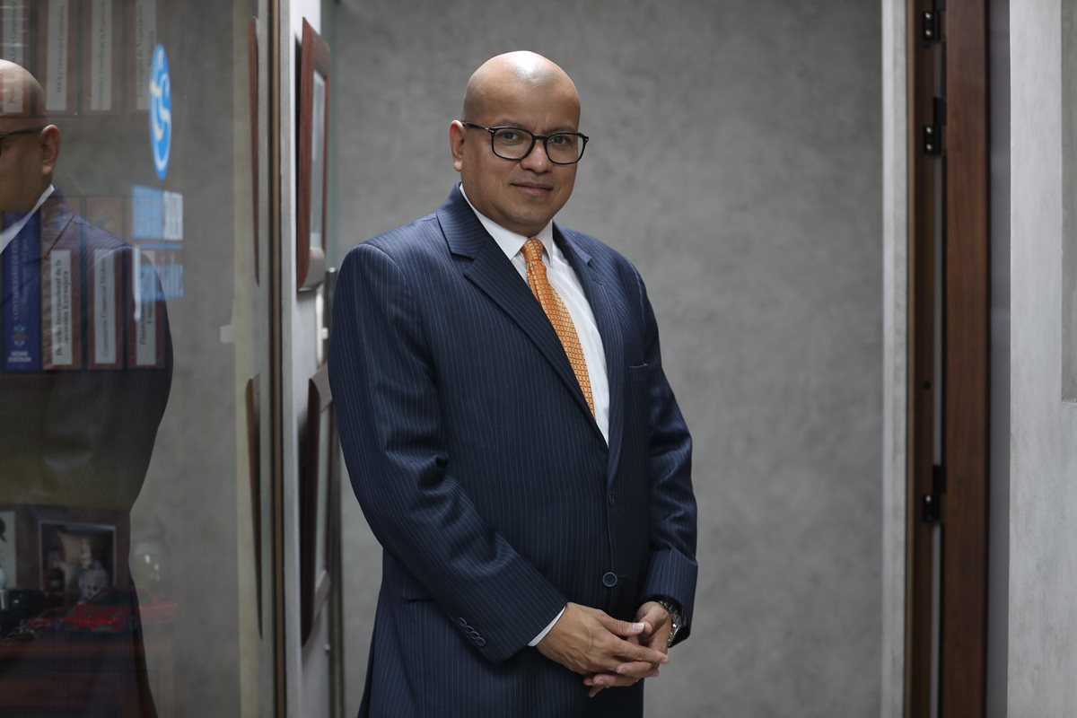 Carlos Echeverría es uno de las seis que integra la lista de profesionales para dirigir la Contraloría General de Cuentas. Explicó sus proyectos si resulta electo contralor. (Foto Prensa Libre: Carlos Hernández Ovalle)