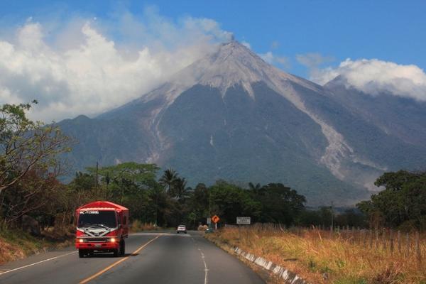 Desde ayer el Volcán de Fuego ha incrementado su actividad. (Foto Prensa Libre: Melvin Sandoval)
