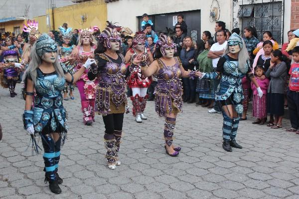 Vecinos de  Tecpán observan   las coreografías del grupo Corazón de Madre.