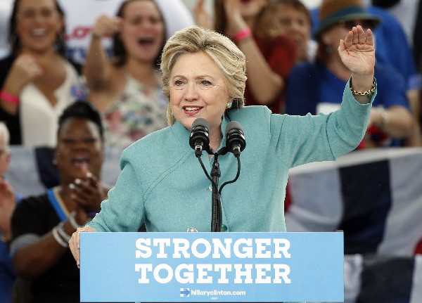 Hillary Clinton se libera de nueva polémica por sus correos a poco más de un día de las elecciones. (Foto Prensa Libre: AP)