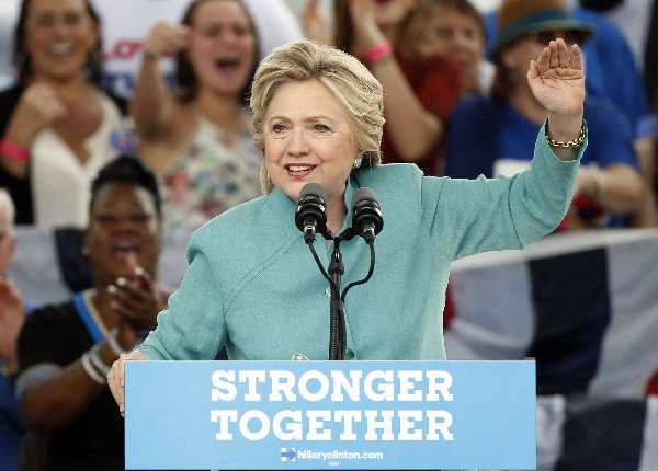 Hillary Clinton se libera de nueva polémica por sus correos a poco más de un día de las elecciones