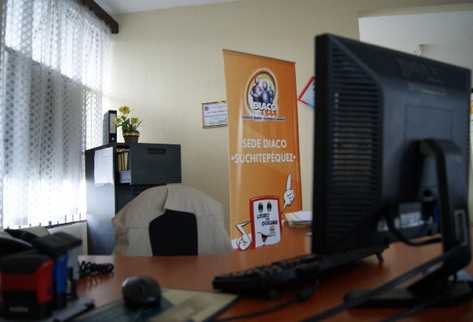EstE es  el lugar de trabajo   donde Maldonado Puac —foto inserta tomada del videochat— efectuaba  las sesiones pornográficas en línea, utilizando recursos públicos.