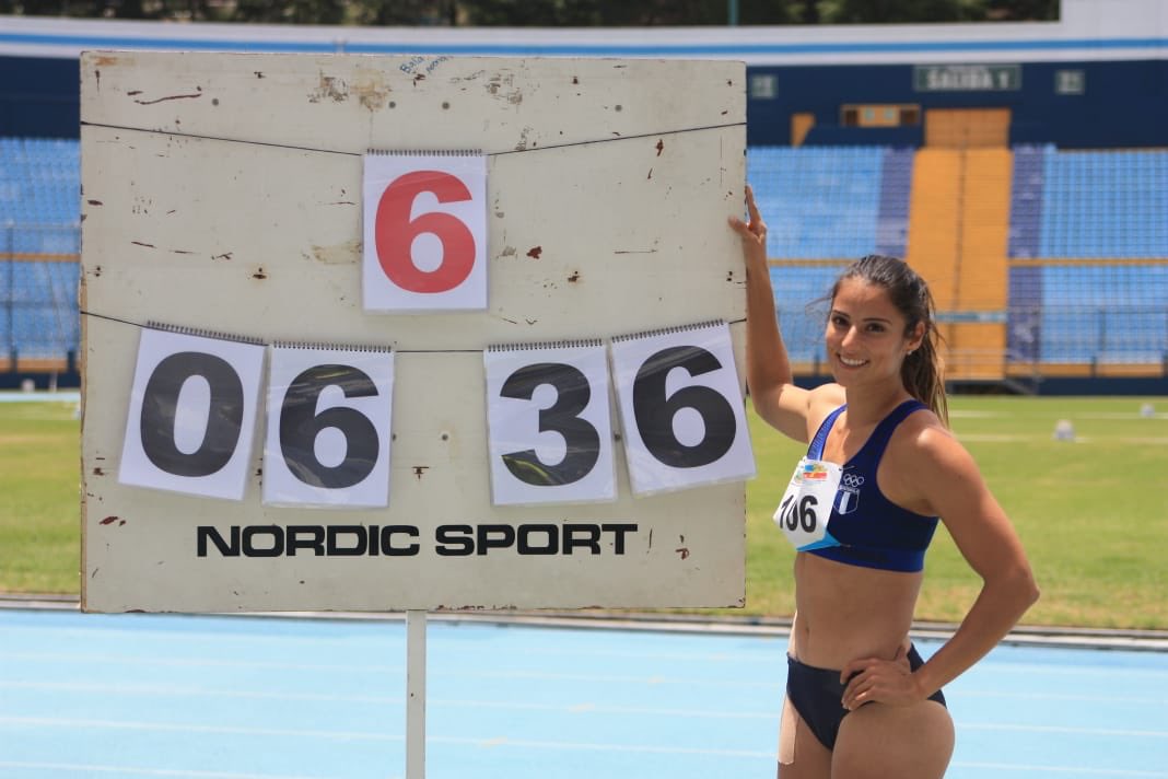 Thelma Fuentes posa con su nueva marca en salto de longitud. (Foto Prensa Libre: Twitter @AtletismoGUA)