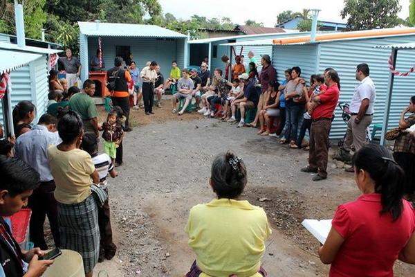 Momento en  que las familias reciben sus viviendas de parte de delegados del ministerio Bethel, en Santa Cruz Muluá. (Foto Prensa Libre: Rolando Miranda)