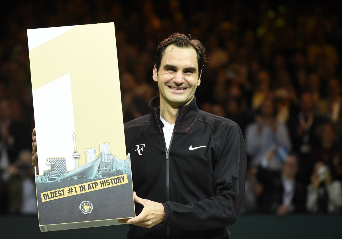 Con 36 años y 6 meses Roger Federer es el número uno mundial más veterano de la historia de la ATP. (Foto Prensa LIbre: AFP)
