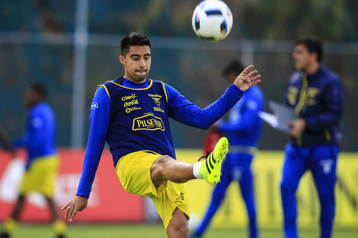 El jugador de la selección de fútbol de Ecuador Christian Noboa, epera que su equipo triunfe. (Foto Prensa Libre: EFE)