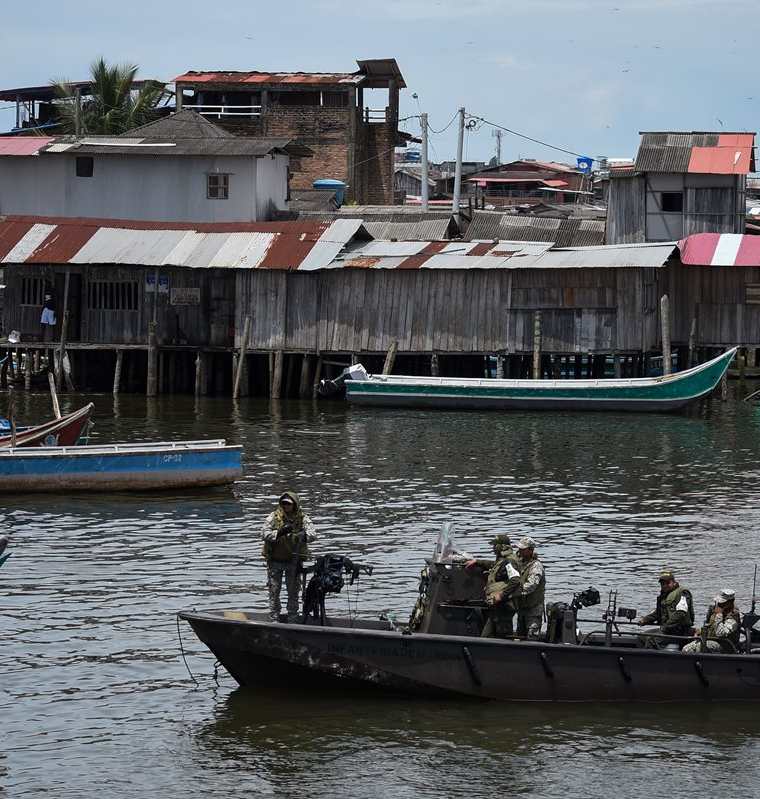 Marinos colombianos patrullan las aguas alrededor del municipio de Tumaco, Departamento de Nariño, en la costa del Pacífico colombiano.(AFP).