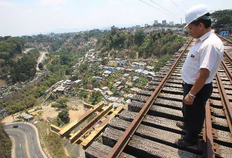 La depredación en el puente ferroviario   Las Vacas   pone en riesgo su estructura.