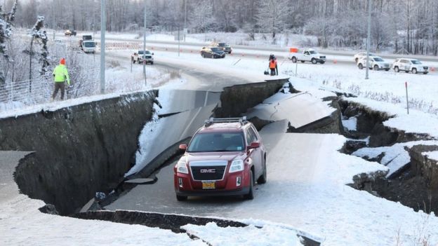 Algunas vías en Anchorage colapsaron. REUTERS