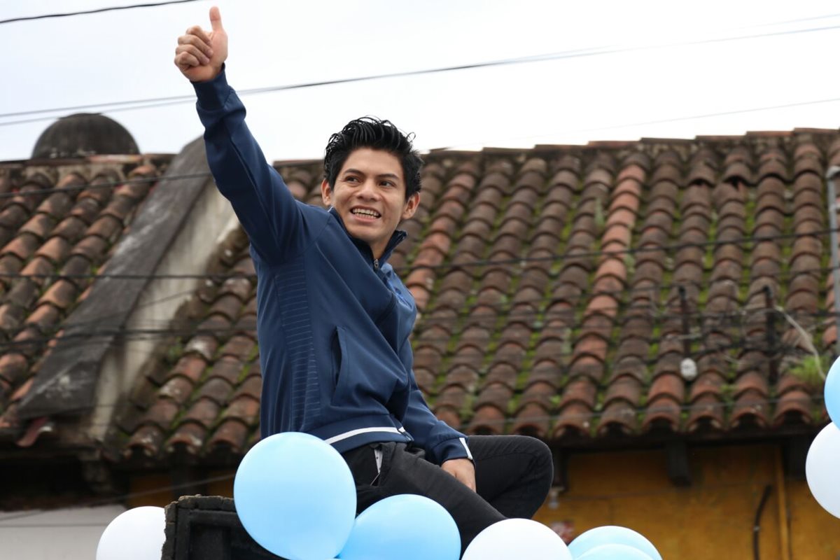 Jorge Vega saluda durante el recorrido de la caravana en la entrada de la Antigua Guatemala. (Foto Prensa Libre: Renato Melgar)