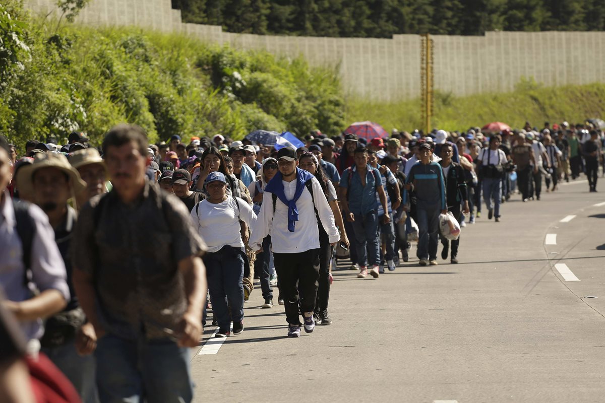 Una segunda caravana formada por unos 600 migrantes salió de San Salvador rumbo a los Estados Unidos. (Foto Prensa Libre: EFE)