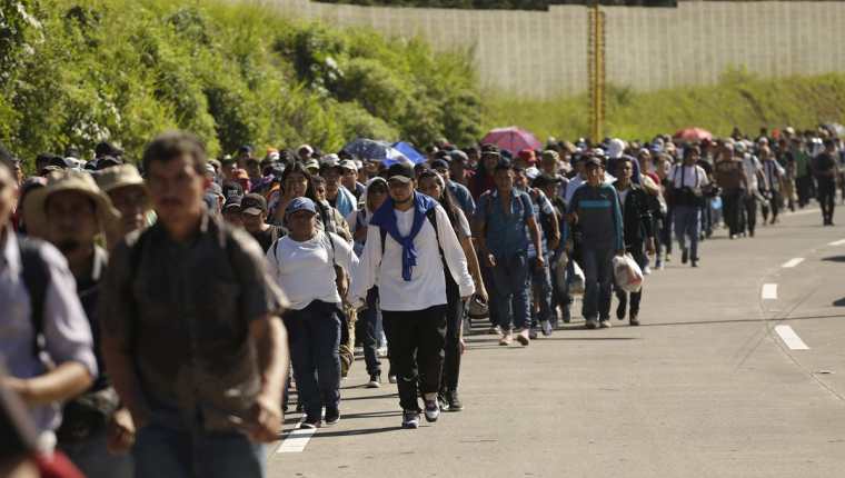 Una segunda caravana formada por unos 600 migrantes salió de San Salvador rumbo a los Estados Unidos. (Foto Prensa Libre: EFE)