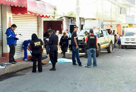 Jose Barillas Linares de 25 falleció cerca del Parque San José en Villa Nueva. (Foto Prensa Libre: Estuardo Paredes)