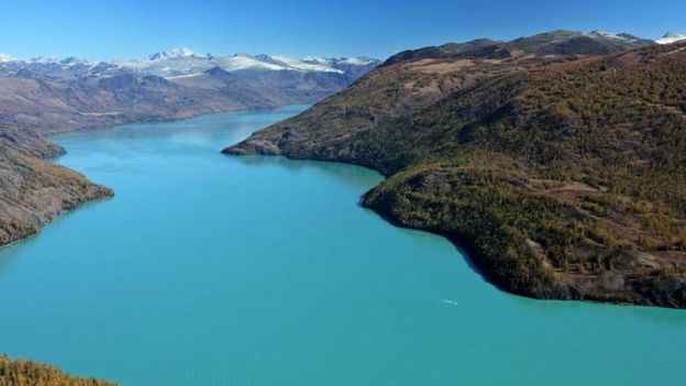 El lago Kanas se encuentra en la provincia de Xinjiang, en China, cerca de la frontera con Kazajistán, Rusia y Mongolia. GETTY IMAGES