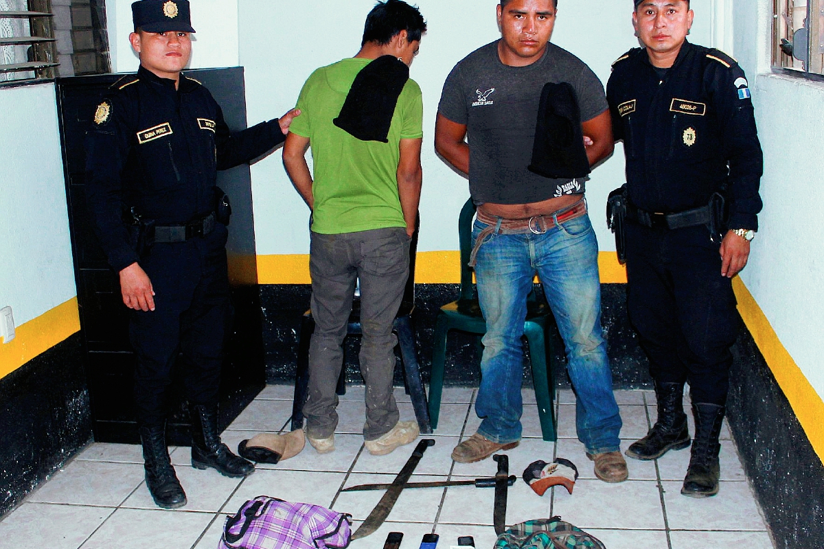 Agentes de la PNC custodian a los dos capturados por haber asaltado a dos mujeres en Parramos, Chimaltenango. (Foto Prensa Libre: Víctor Chamalé)