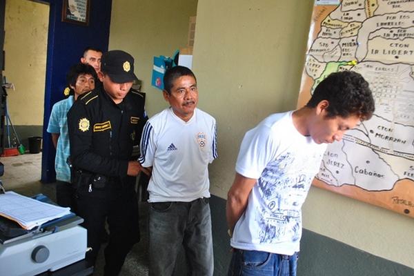 Los tres presuntos asaltantes capturados son ingresados a la subestación de la PNC, en Nuevo San Carlos. (Foto Prensa Libre: Jorge Tizol) <br _mce_bogus="1"/>