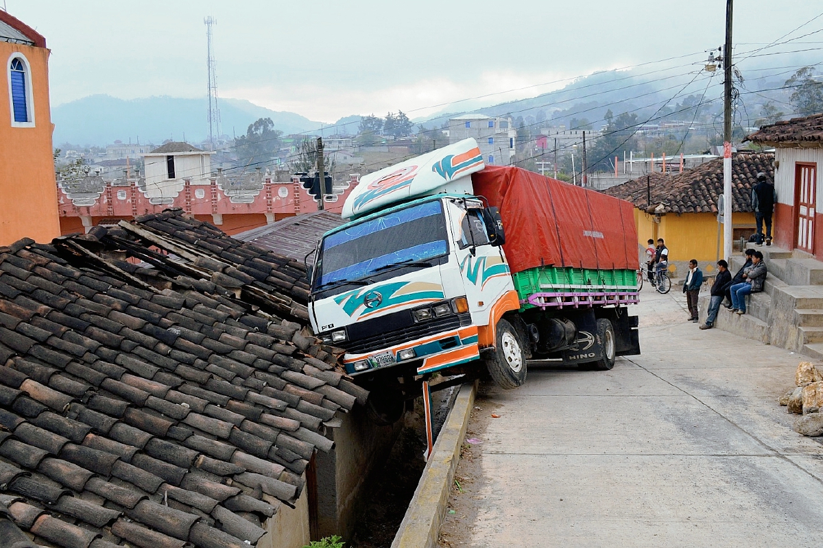 Camión destruyó  tejado de vivienda. (Foto Prensa Libre: Óscar Figueroa)