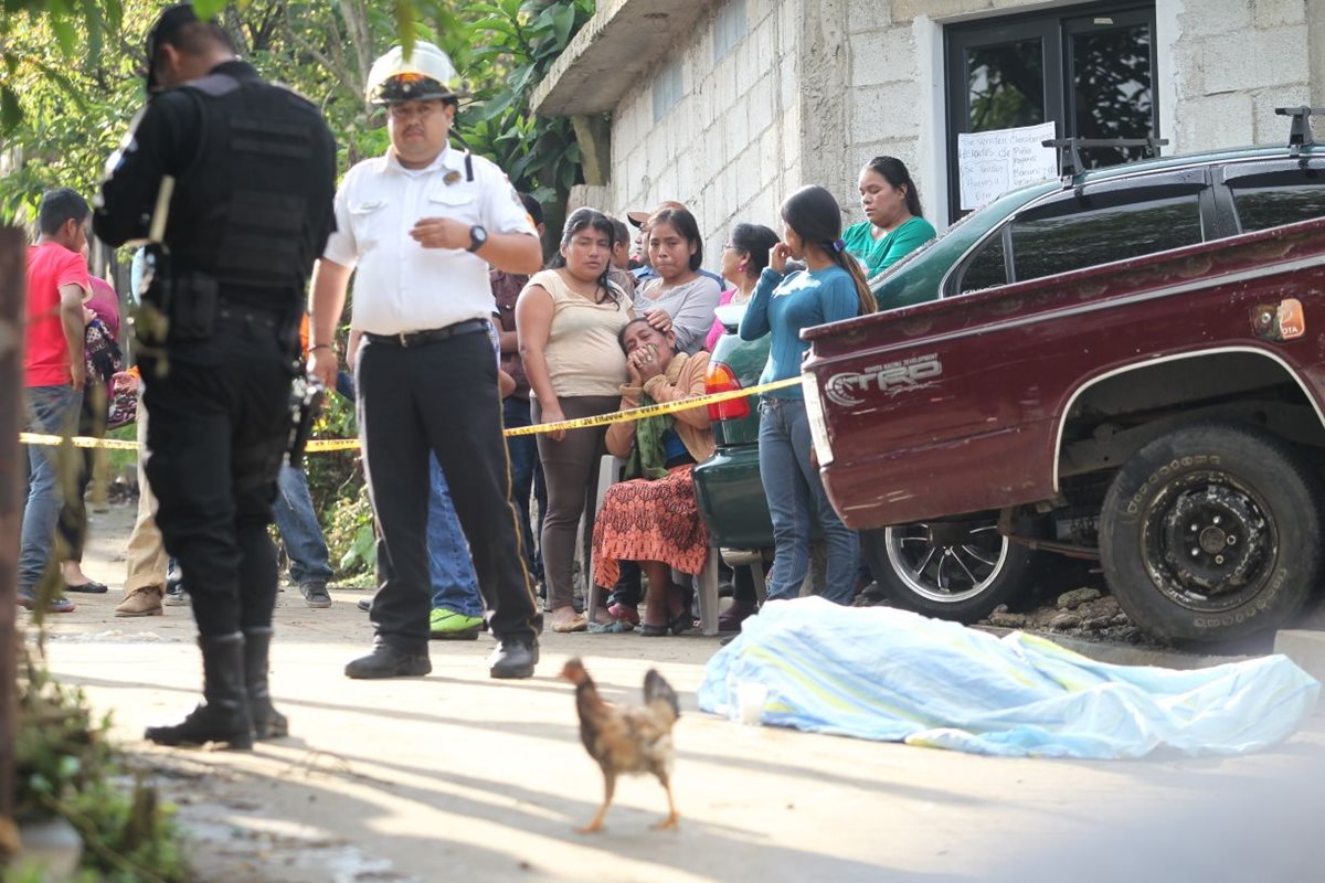 El cuerpo de la víctima quedó a pocos metros de su vivienda. (Foto Prensa Libre: Érick Ávila)
