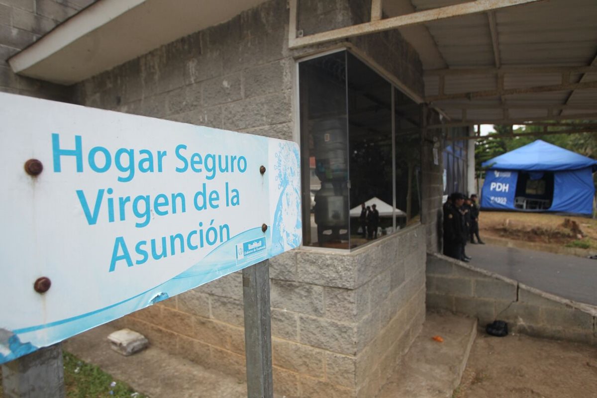 En el Hogar Seguro en San José Pinula, la presencia policial se mantiene, mientras las investigaciones se desarrollan. (Foto Prensa Libre: Érick Ávila)