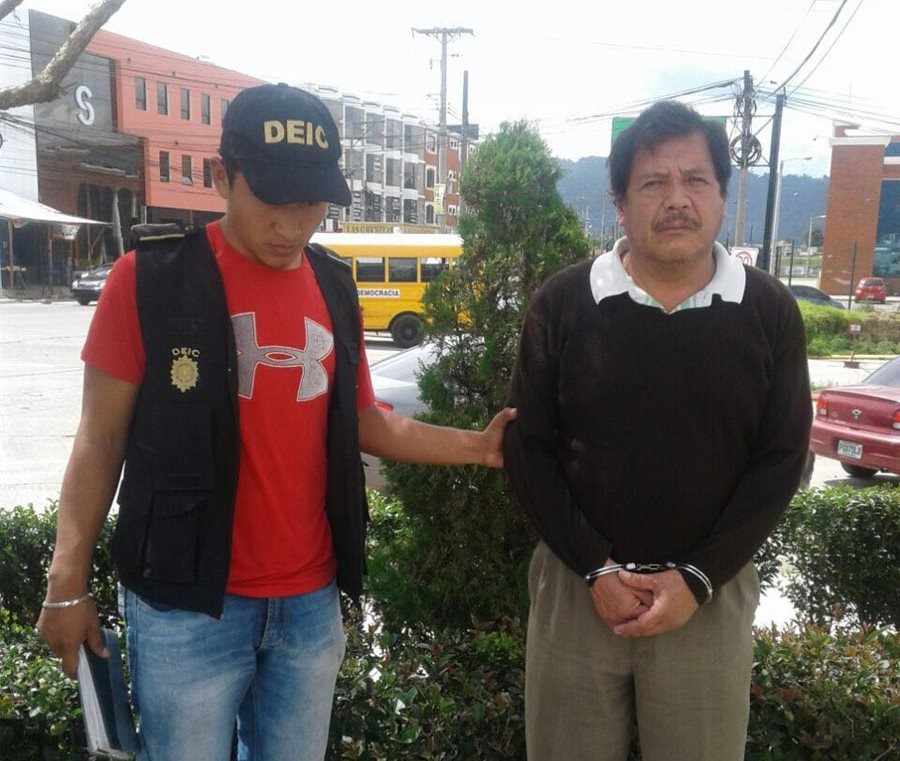 El maestro Francisco Inocente Ovalle Jovel fue capturado en la zona 1 de Quetzaltenango.(Foto Prensa Libre: María José Longo)