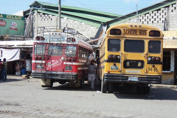 Buses de la empresa Pamaxán dejaron de circular debido a las extorsiones. En la foto, terminal de Nueva Concepción. (Foto Prensa Libre: Felipe Guzmán)<br _mce_bogus="1"/>