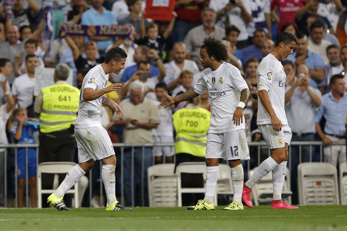 James Rodríguez (izquierda), festeja un gol del Real Madrid. (Foto Prensa Libre: AP).