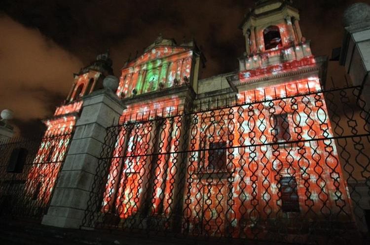 Los visitantes podrán apreciar distintos diseños que se proyectarán sobre la Catedral Metropolitana. (Foto Prensa Libre: Hemeroteca PL).