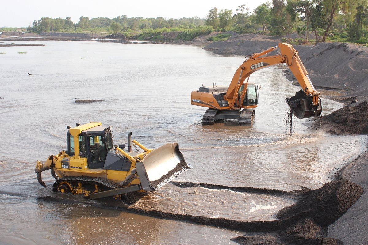 Maquinaria pesada realiza trabajos de dragado para evitar que el río se salga de su cauce y provoque daños en comunidades cercanas. (Foto Prensa Libre: Hemeroteca PL)