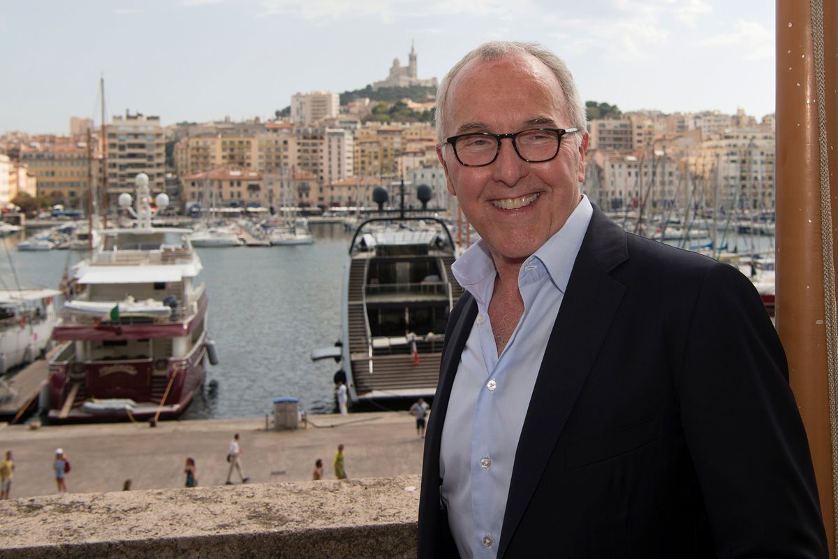 Frank McCourt posó para los medios luego de la conferencia de prensa donde se anunció la compra del Olympique de Marsella. (Foto Prensa Libre. AFP)