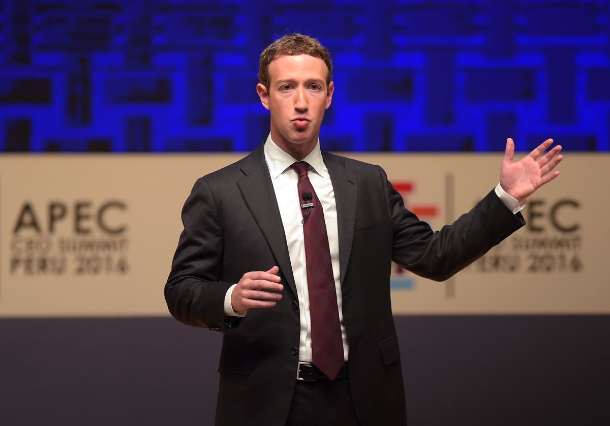 Mark Zuckerberg, fundador de Facebook, pide a líderes del mundo reunidos en Lima, Perú, que conecten más al mundo ante amenaza de Trump. (Foto Prensa Libre: AFP)