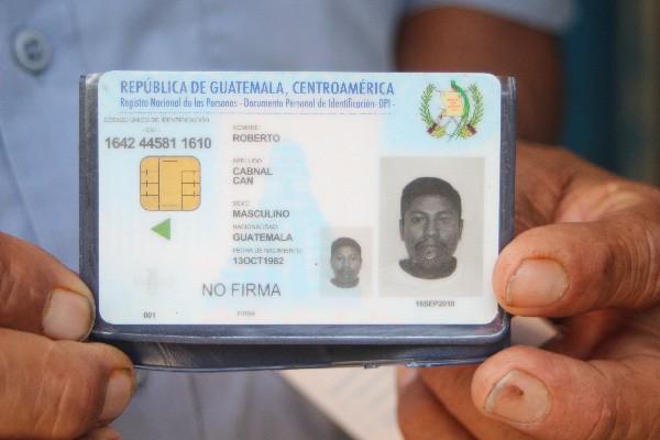 Un familIAR muestra el documento de identificación de   una de las víctimas.