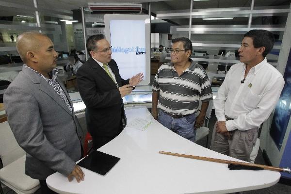 Los periodistas Carlos Paredes y Julio Román, durante la entrevista con los líderes comunitarios  Luis Marroquín y  Pablo  Huinac.