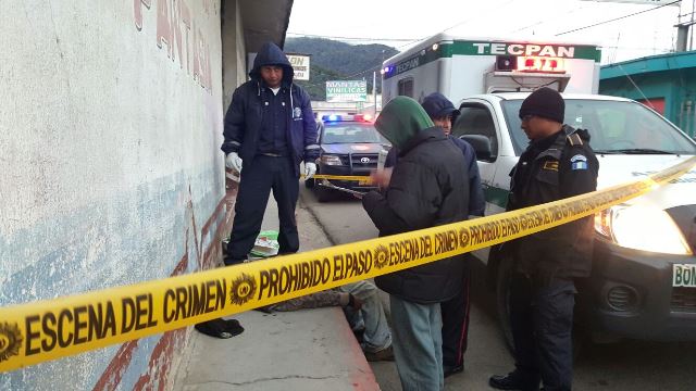El cuerpo del "Cholo" fue hallado en una banqueta en el barrio Poroma. (Foto Prensa Libre: José Rosales)