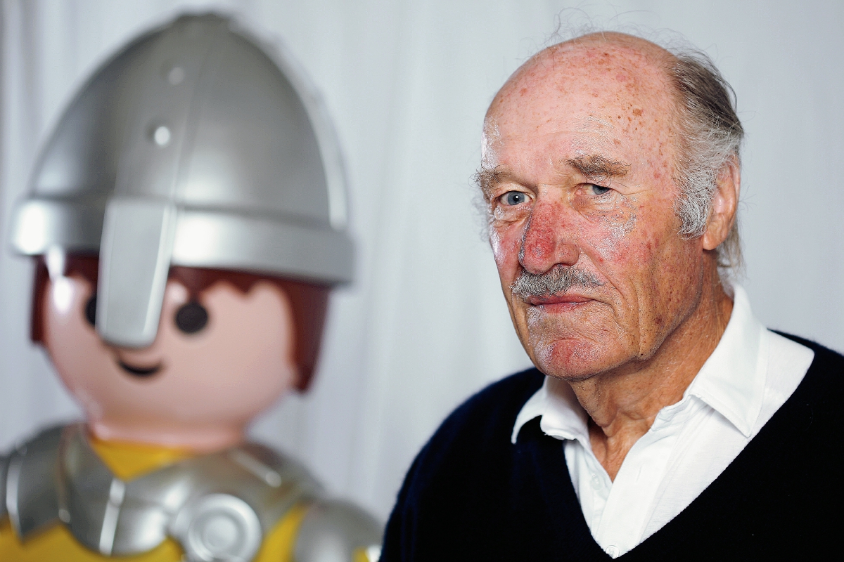Fotografía de Horst Brandstätter, captada en agosto del 2010, en Zirndorf, sur de Alemania. Brandstaetter, fue el fundador de la empresa de juguetes alemana Playmobil Geobra Brandstaetter que produce las pequeñas figuras de plástico queridas por niños de todo el mundo. foto Prensa Libre: AFP