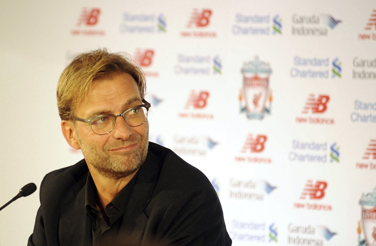 Jürgen Klopp, sonríe durante su presentación como nuevo técnico del club en Anfield Road, Liverpool. (Foto Prensa Libre: EFE)