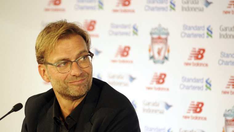 Jürgen Klopp, sonríe durante su presentación como nuevo técnico del club en Anfield Road, Liverpool. (Foto Prensa Libre: EFE)