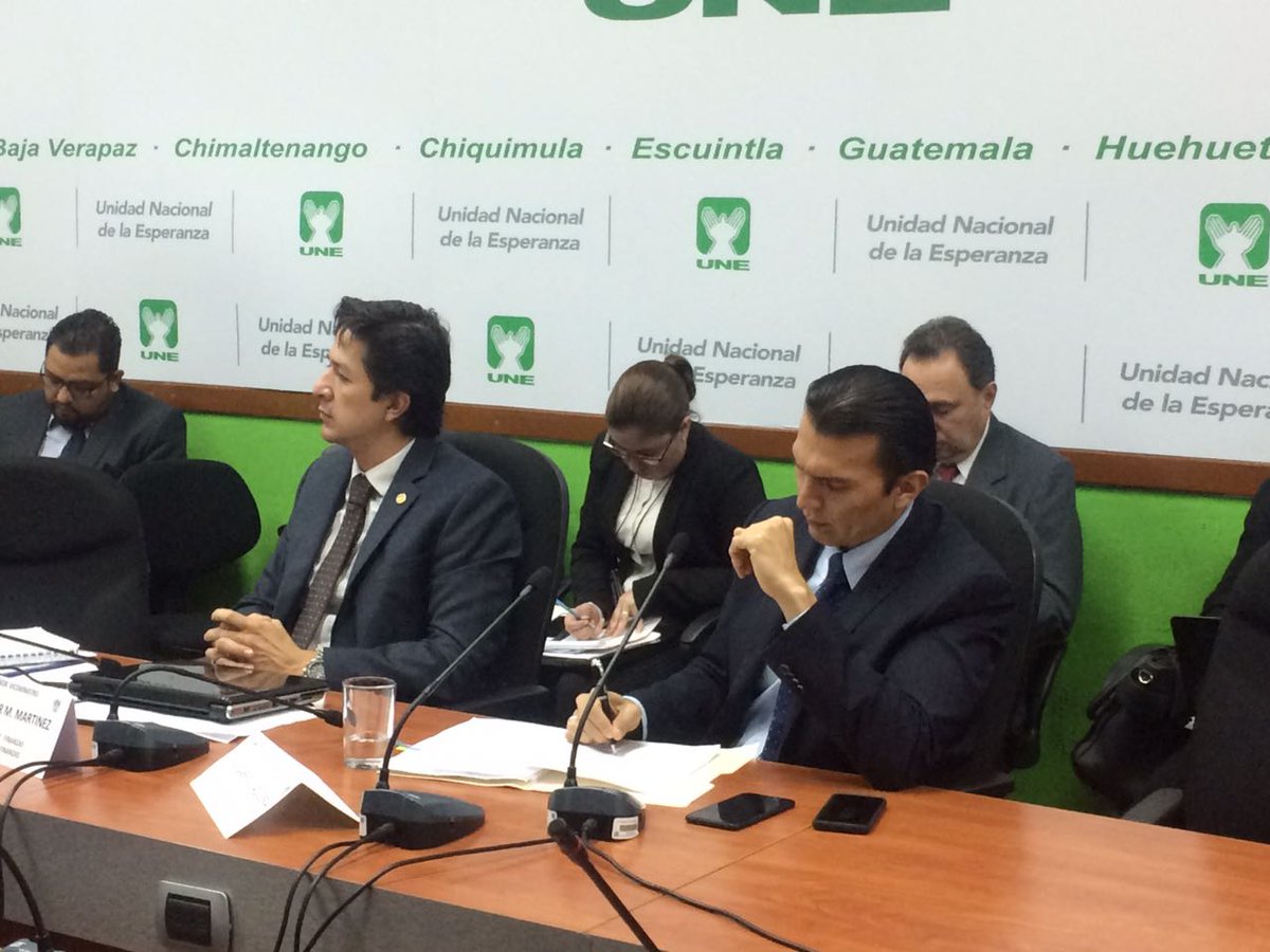 Las autoridades del Ministerio de Finanzas y de Trabajo fueron cuestionadas por la entrega de los fondos para esos pagos. (Foto Prensa Libre: La Red)