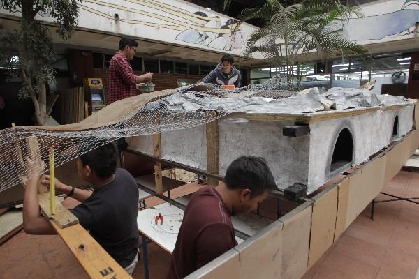 Estudiantes de Arquitectura preparan la tradicional carroza del  Santo Entierro.