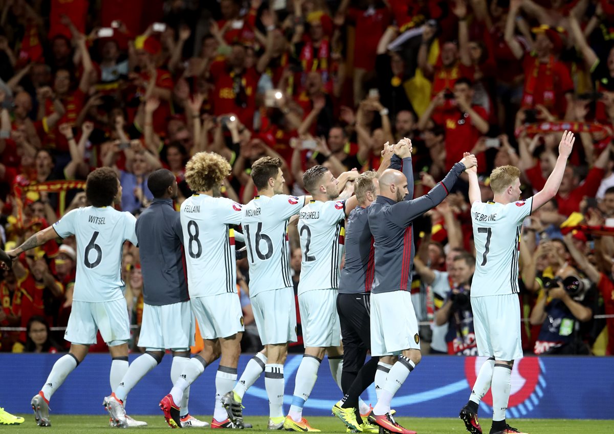 Los seleccionados belgas agradecieron a su afición. (Foto Prensa Libre: AP)