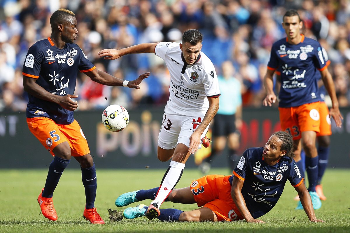 Valentin Eysseric, del Niza, intenta salir de la marca de varios jugadores del Montpellier. (Foto Prensa Libre: EFE)