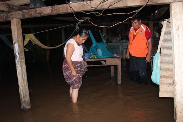 Unas 400 personas resultaron damnificadas en barrios de San Benito, por el desborde de dos arroyos que inundaron 70 casas. (Foto Prensa Libre: Rigoberto Escobar)