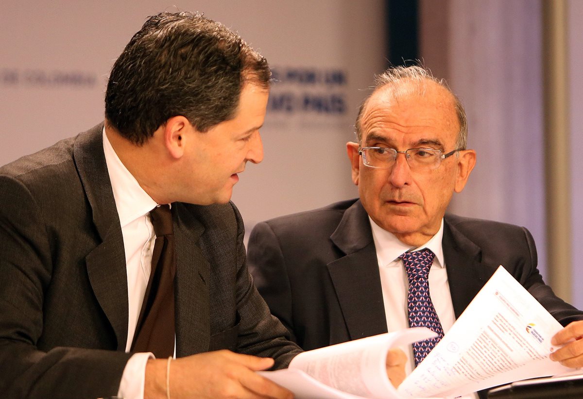 El jefe negociador del Gobierno de Colombia, Humberto de la Calle (derecha), fue quien dio a conocr los descesos. (Foto Prensa Libre: EFE).