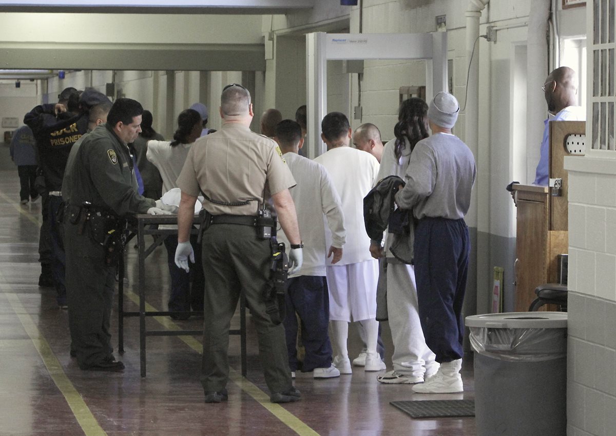 Inmigrantes presos son examinados en el instituto vocacional en Tracy, California.(Foto Prensa Libre:AP)
