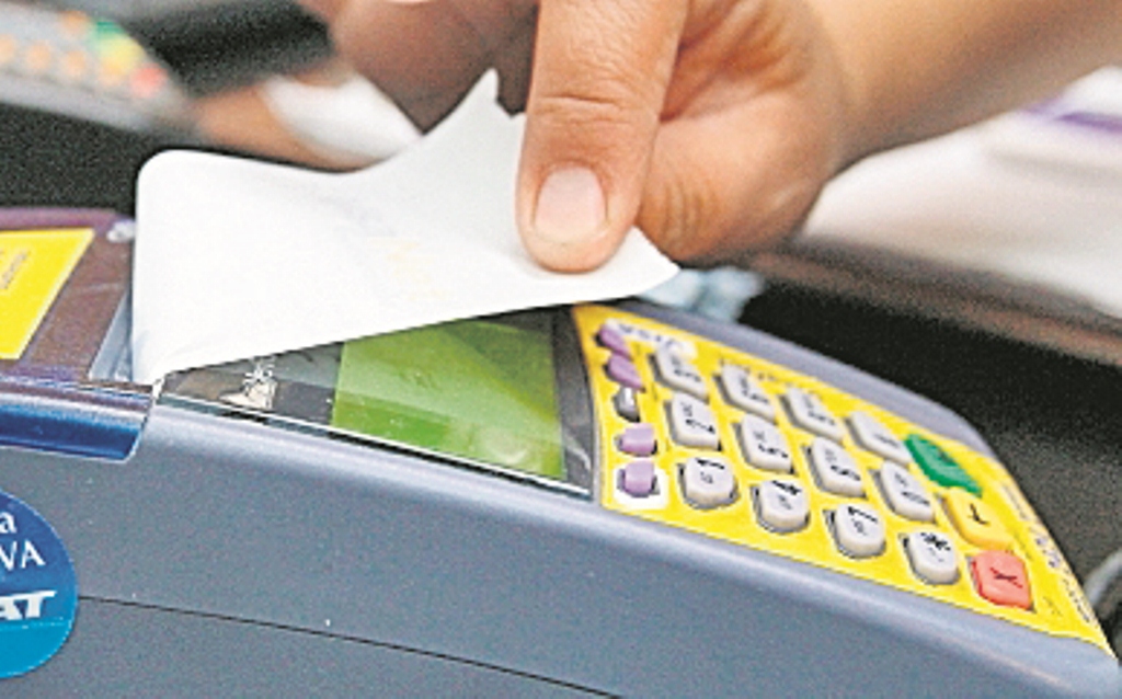 Los emisores de tarjetas de crédito advierten que habrá efectos negativos para el país. (Foto Prensa Libre: Kattia Vargas)