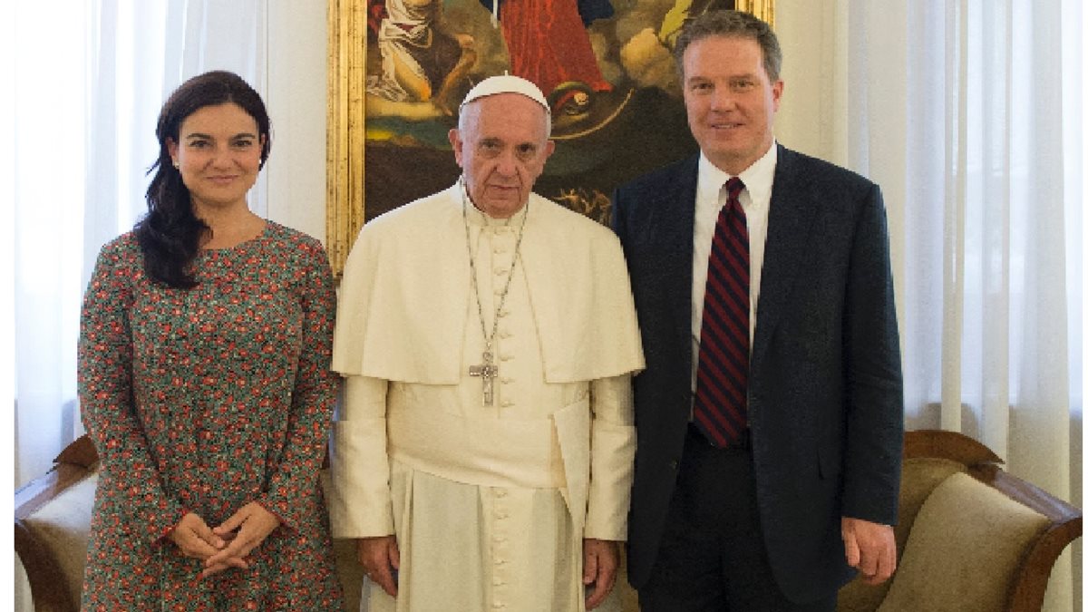El Papa (c) junto a los periodistas Greg Burke (d) y Paloma García Ovejero. (Foto Prensa Libre: AFP)