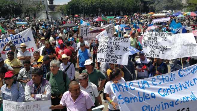 Manifestantes en la Plaza de la Constitución muestran pancartas en rechazo a la corrupción.