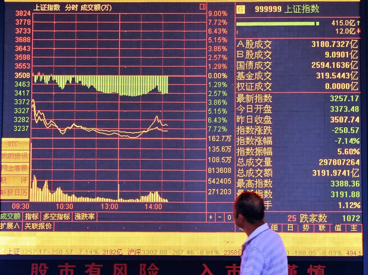 Un inversionista revisa hoy algunos indicadores en bolsa de China. (PlL-EFE)