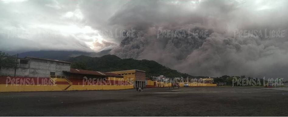 Erupción del Volcán de Fuego es vista desde San Pedro Yepocapa, Chimaltenango. (Foto Prensa Libre: Víctor Chamalé)